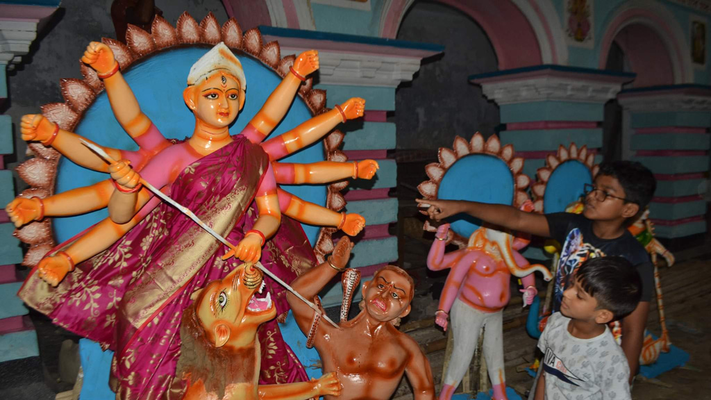 ৬৯৩ মণ্ডপে পূজার আয়োজন