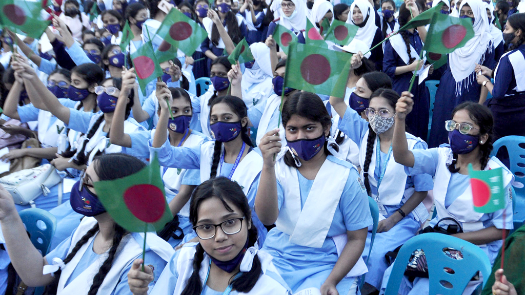 বিজয় দিবসের সুবর্ণজয়ন্তী উপলক্ষে শপথ বাক্য পাঠ অনুষ্ঠানে শিক্ষার্থীরাও অংশগ্রহণ করেন। সোহরাওয়ার্দী উদ্যান, ঢাকা, ১৬ ডিসেম্বর, ২০২১। ছবি: আলী হোসেন মিন্টু 