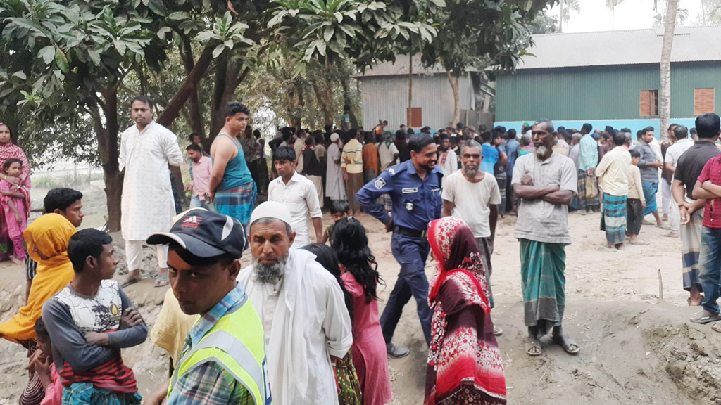 কুড়িগ্রামে দুজনের ঝুলন্ত লাশ উদ্ধার ও সড়কে এক মাদ্রাসাছাত্রের মৃত্যু