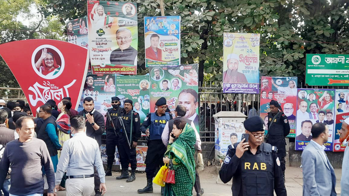 পুলিশের পাশাপাশি সোহরাওয়ার্দী উদ্যানের চারপাশে রয়েছে র‍্যাবের দল। ছবি: নাজমুল হাসান সাগর