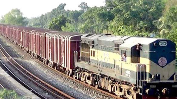 ক্যাটল ট্রেনে প্রায় এক হাজার গরু-ছাগল এল ঢাকায়