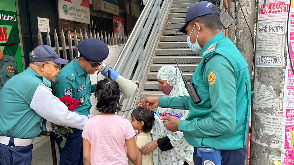 ভালোবাসা দিবসে পথচারীদের মধ্যে ট্রাফিক পুলিশের ফুল বিতরণ 