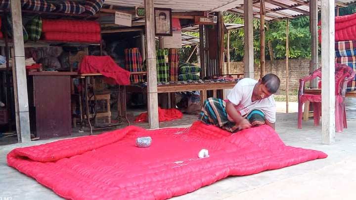 লেপ-তোশক তৈরিতে ব্যস্ত কারিগররা