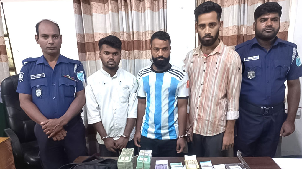 ব্যাংকের ওয়াশরুমের জানালা ভেঙে ১৫ লাখ টাকা চুরি করেন নিরাপত্তাকর্মীসহ তিনজন