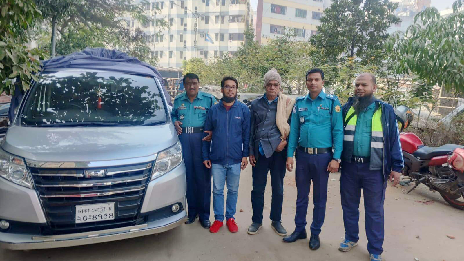 সচিব পরিচয়ে প্রতারণা, পুলিশের হাতে ধরা