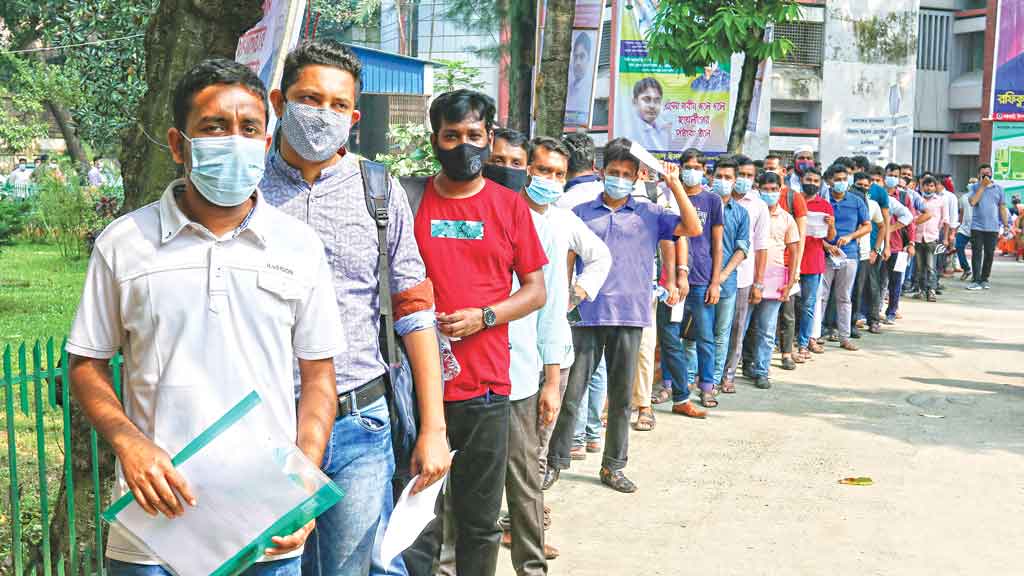 দুর্ভোগে নাজেহাল নিয়োগপ্রার্থীরা