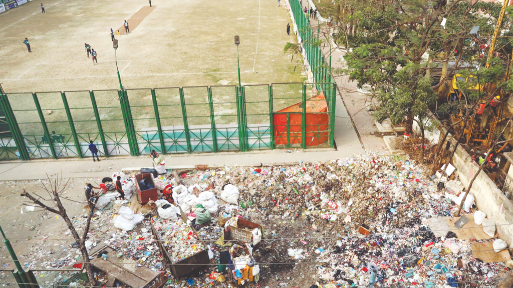 বর্জ্যে বেহাল পুরান ঢাকার বাংলাদেশ মাঠ