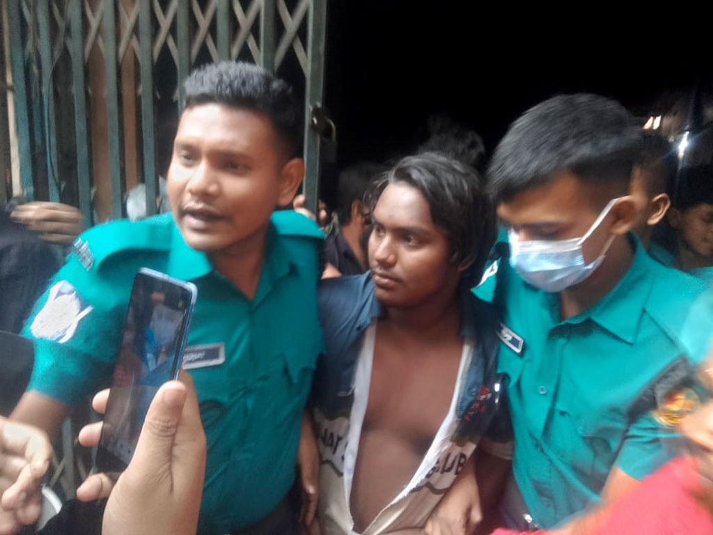 আ.লীগ কর্মী সন্দেহে একজনকে মারধরের পর পুলিশে সোপর্দ