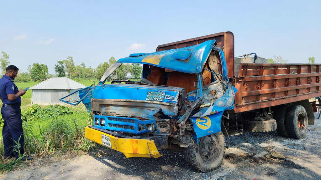 বগুড়ায় ট্রাক চাপায় ভ্যানচালক নিহত