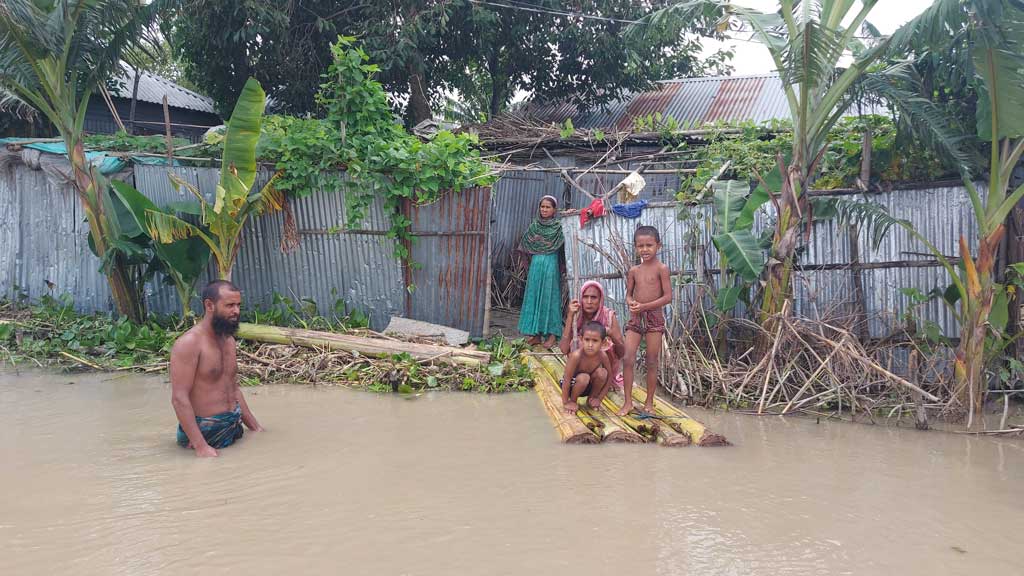 গাইবান্ধায় বন্যা পরিস্থিতির উন্নতি, পানি নামছে ধীরগতিতে