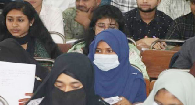 ক্যাম্পাসে ফিরে ক্লাসে অংশ নিলেন ফুলপরী