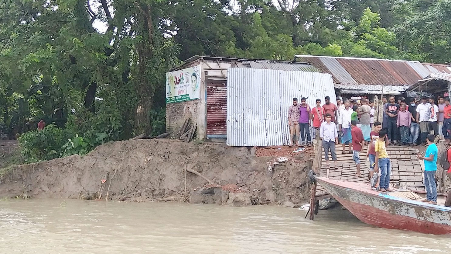 উজিরপুরে সন্ধ্যার ভাঙনের কবলে ছয়টি গ্রাম