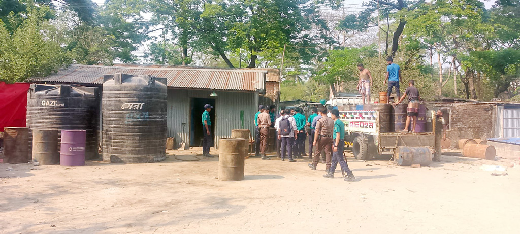 চট্টগ্রামে অবৈধভাবে মজুত করা ৬ হাজার লিটার ডিজেল জব্দ