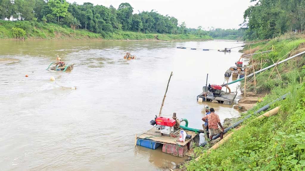 আশ্রয়ণ ঘেঁষে বালু উত্তোলন ঝুঁকিতে ১৬০ পরিবার