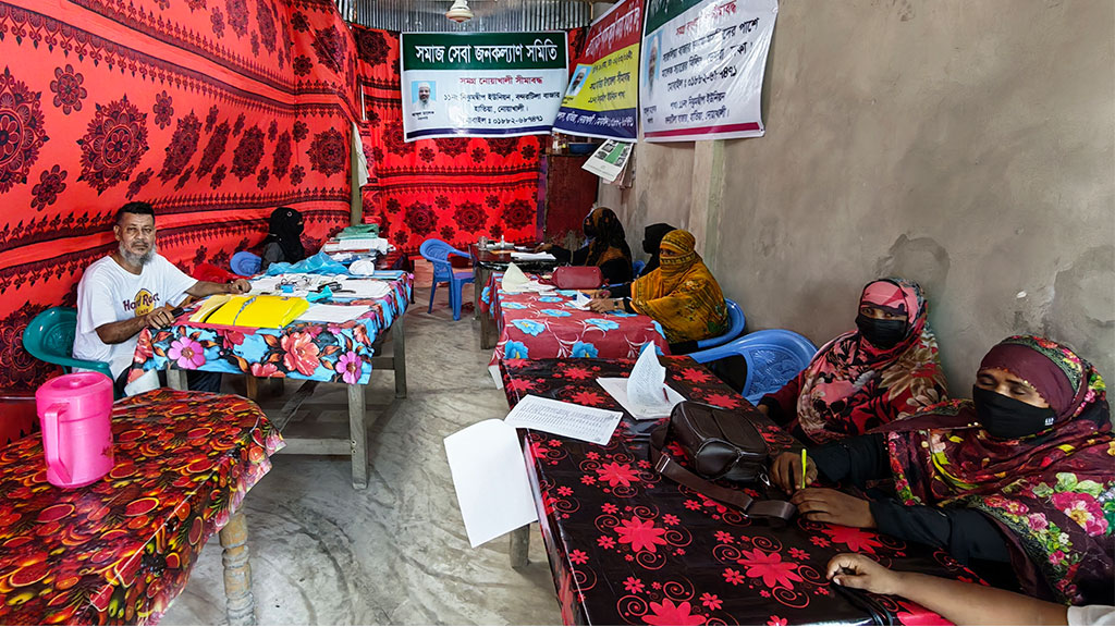 সরকারি অফিসের কেউ নন তিনি, টাকার বিনিময়ে দিচ্ছেন ভূমি বন্দোবস্তের ফরম