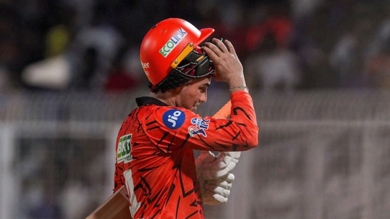 অশালীন ভাষা ব্যবহার করে শাস্তি পেলেন ভারতীয় ব্যাটার