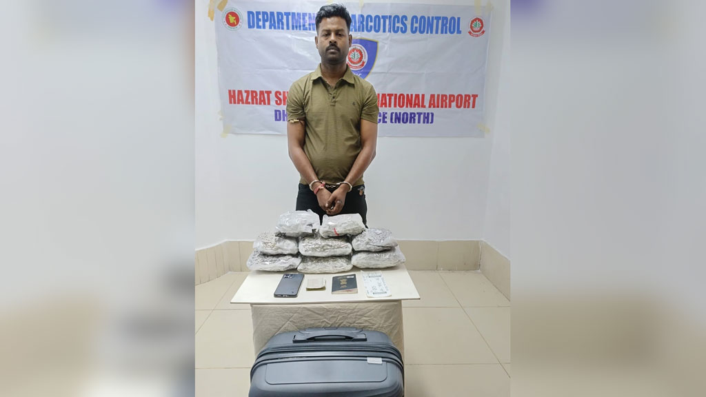 শাড়ির আড়ালে ৪ কেজি ২৮০ গ্রাম কুশ, ভারতীয় নাগরিক গ্রেপ্তার