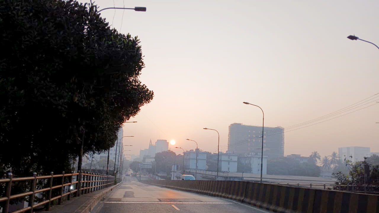 ঢাকায় সকালে উঠেছে ঝলমলে রোদ, বেড়েছে শীত