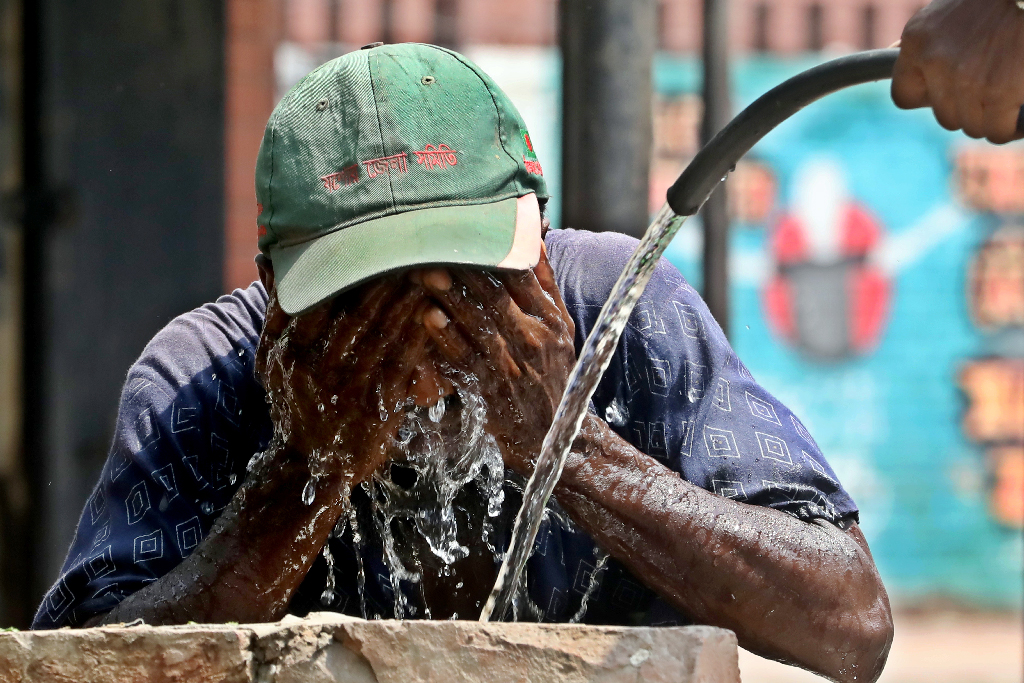 গরম বেড়েই চলেছে, বৃষ্টি আসছে কবে