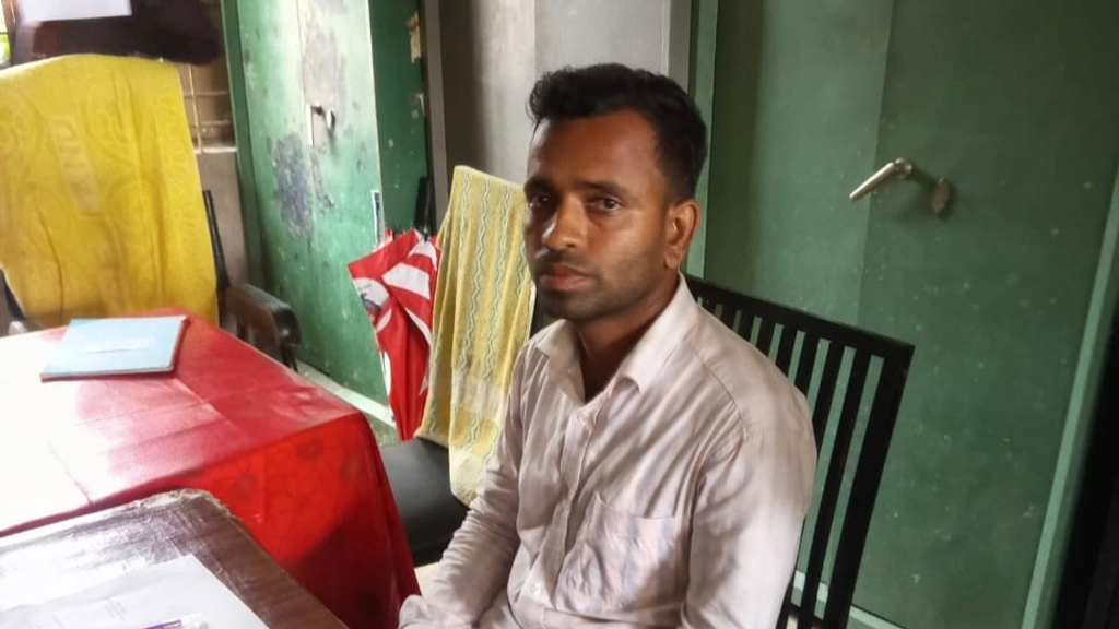 বরফভর্তি বোতলের আঘাতে অচেতন স্কুলছাত্র: শিক্ষকের বিরুদ্ধে থানায় অভিযোগ