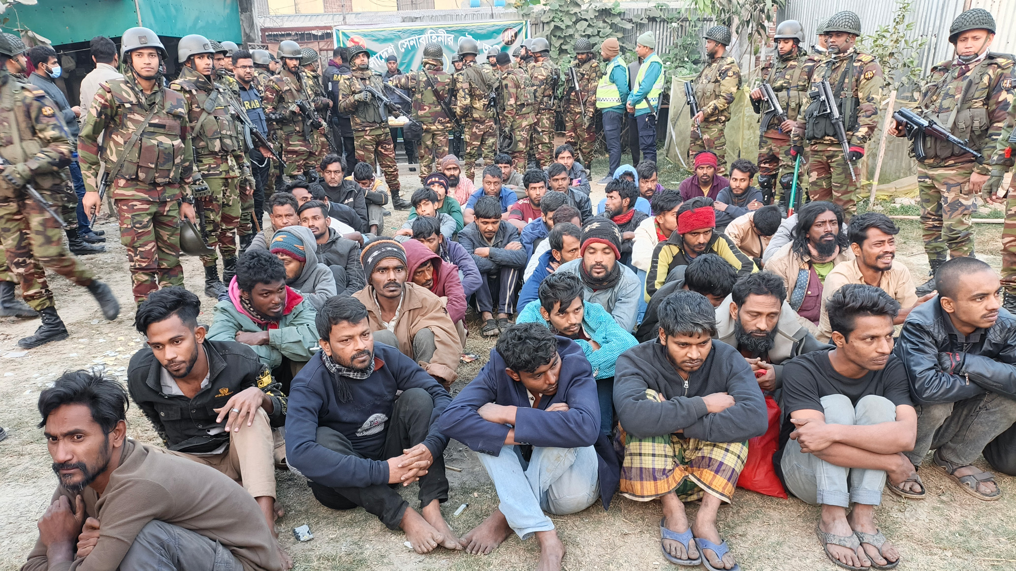 টঙ্গীতে যৌথ বাহিনীর অভিযানে মাদক, হাতবোমাসহ আটক ৩৫