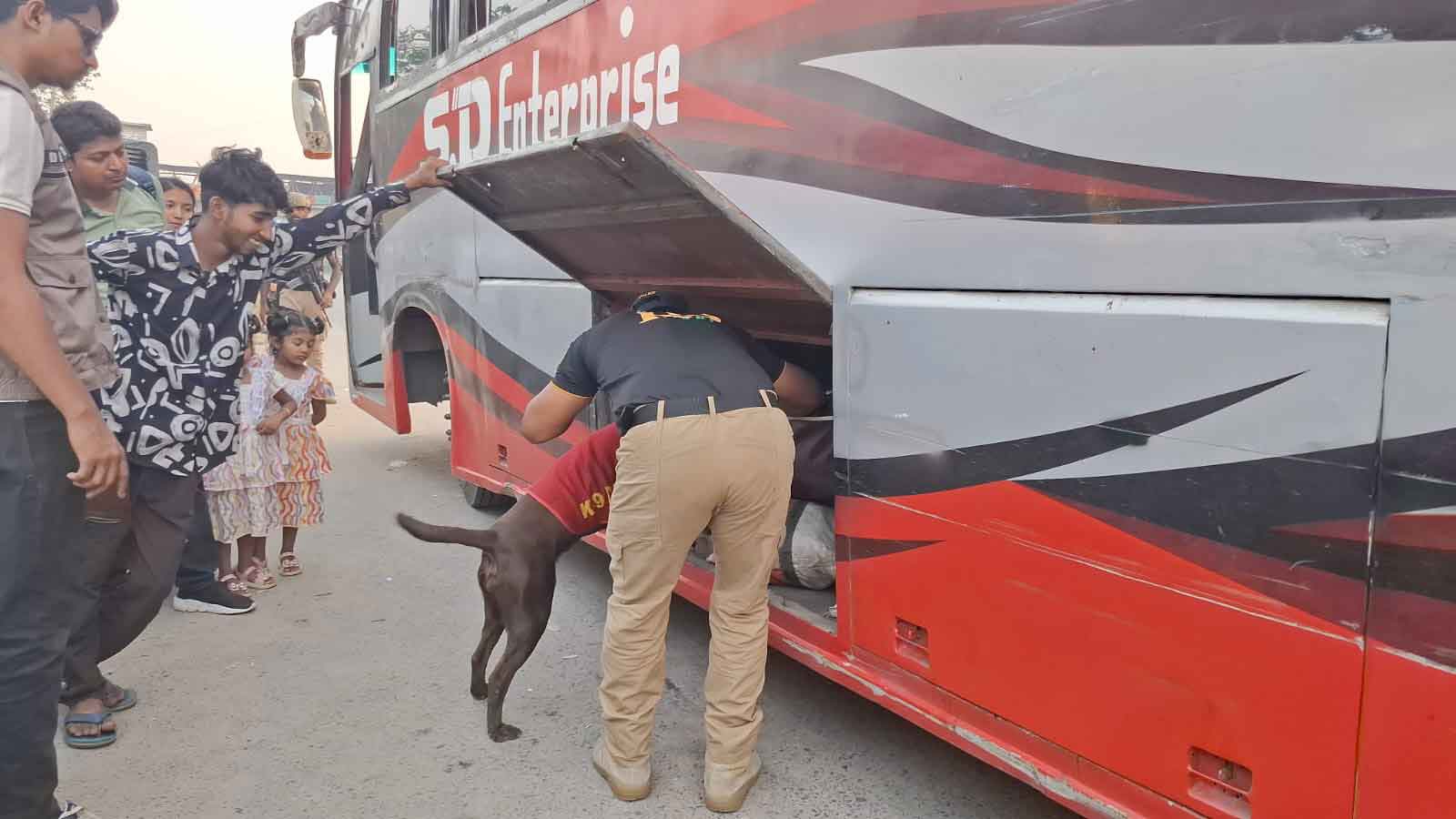 উত্তরায় হঠাৎ সিটিটিসি, সোয়াট, ডিবি পুলিশের যৌথ অভিযান