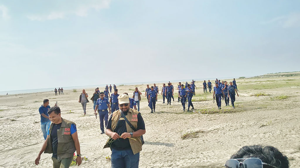 কুষ্টিয়ার দৌলতপুর: পদ্মার দুর্গম চরে সক্রিয় ডজনখানেক বাহিনী