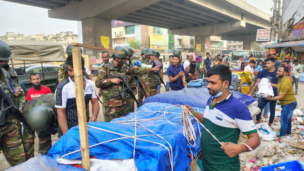 যানজট নিরসনে উত্তরায় যৌথ বাহিনীর অভিযান, ২০টি দোকানপাট উচ্ছেদ