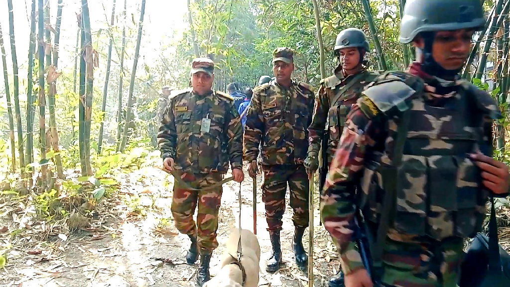 শরীয়তপুরে বিস্ফোরণ: যৌথ অভিযানে ৪৫টি ককটেল ও দেশীয় অস্ত্র উদ্ধার, আটক ৪