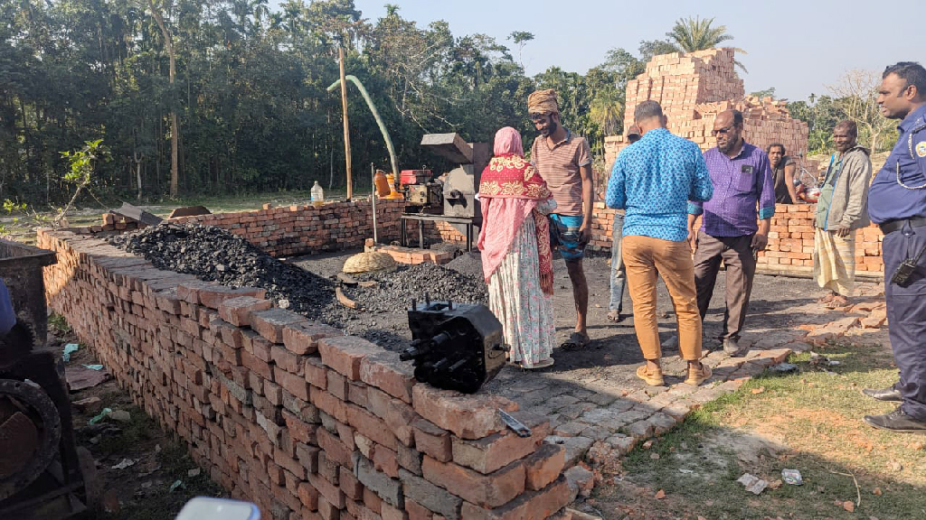 বেতাগীতে সংবাদ প্রকাশের পর ইটভাটায় অভিযান, জরিমানা