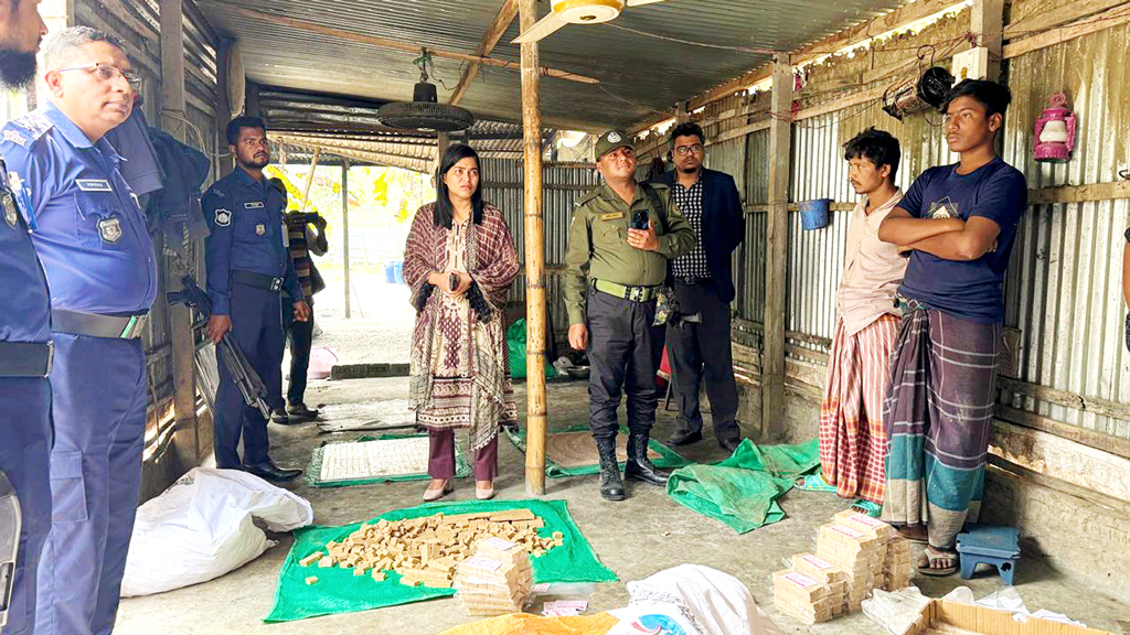 ঘিওরে ‘পচা মিষ্টিতে’ সন্দেশ বানানো সেই কারখানায় প্রশাসনের অভিযান