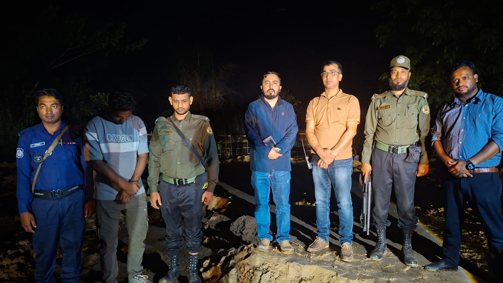 অবৈধভাবে মাটি কাটা ও বালু উত্তোলন: দুই ব্যক্তিকে ১ লাখ টাকা জরিমানা