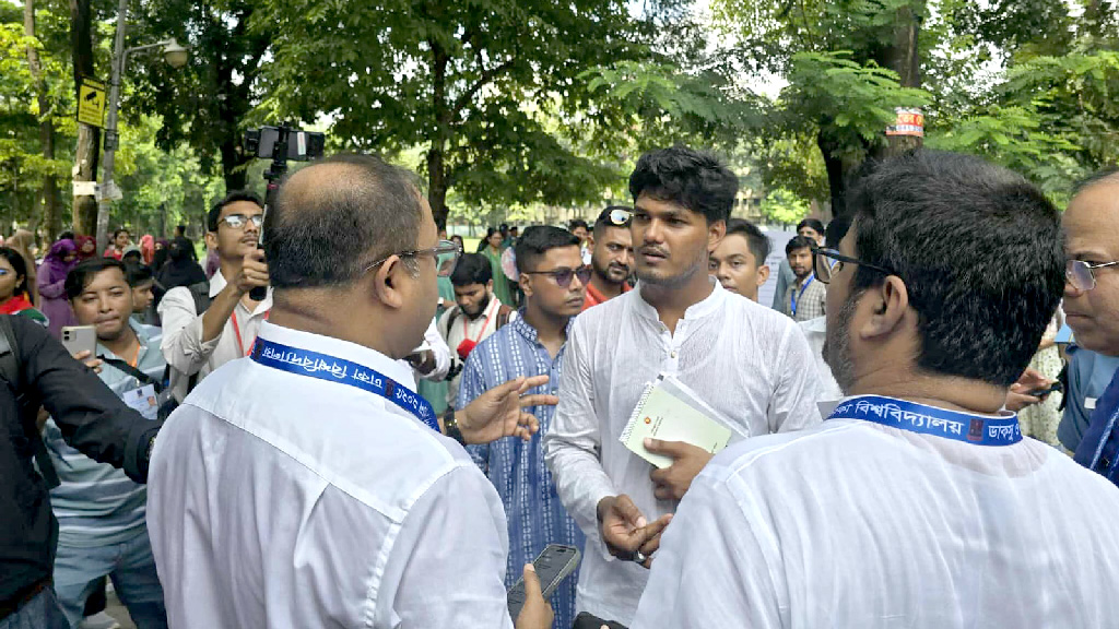 ডাকসু নির্বাচন: আবিদকে জড়িয়ে ধরে বিজ্ঞান অনুষদের ডিন বললেন, ‘সব খবর ভালো’