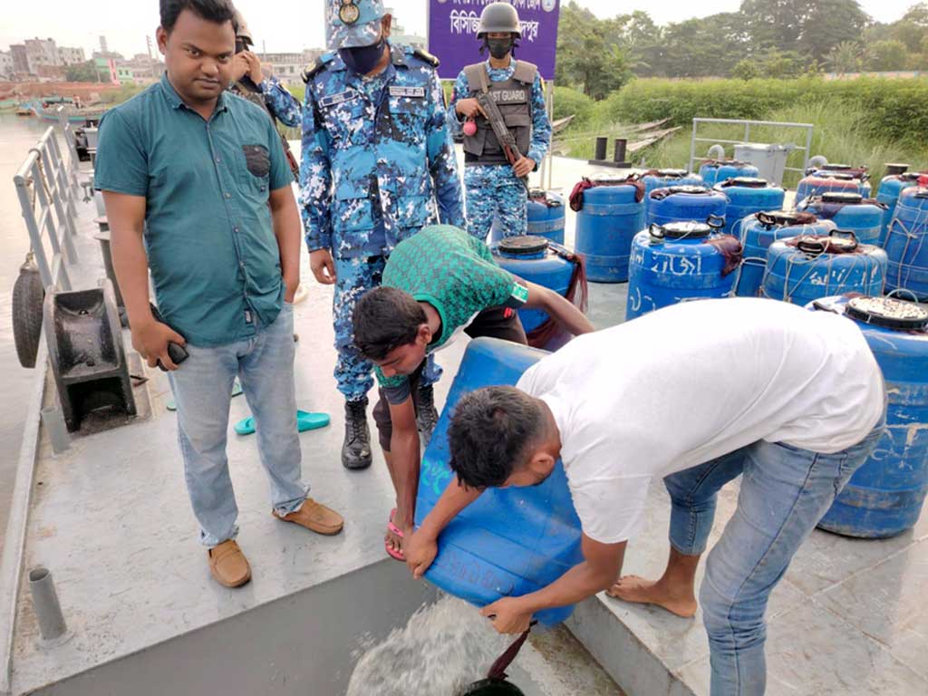 চাঁদপুরে ৭২ লাখ চিংড়ি রেণু জব্দ, ডাকাতিয়ায় অবমুক্ত