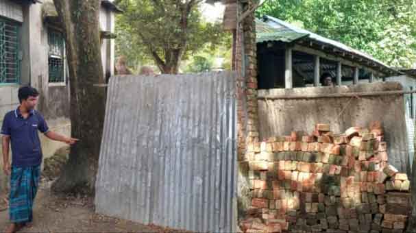 বেড়া দিয়ে পথ বন্ধ, অবরুদ্ধ ৫ পরিবার