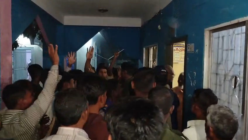 নীলফামারীতে সারের ডিলারকে জরিমানা, কৃষি কর্মকর্তা অবরুদ্ধ