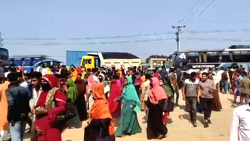 ধামরাইয়ে তিন দফা দাবিতে শ্রমিকদের মহাসড়ক অবরোধ