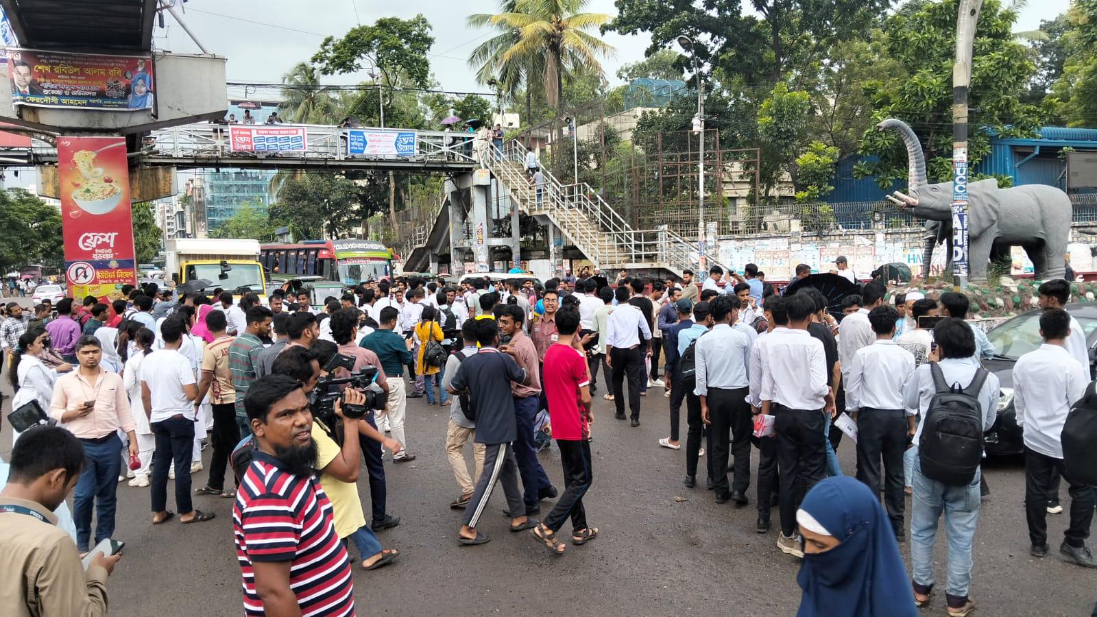 পরীক্ষার পর সায়েন্স ল্যাব ও উত্তরায় এইচএসসি পরীক্ষার্থীদের ফের সড়ক অবরোধ