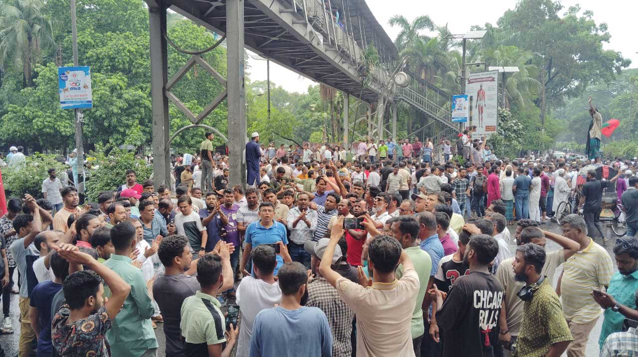 রিট খারিজে উচ্ছ্বাস ইশরাক সমর্থকদের, যান চলাচল বন্ধ করে মিছিল