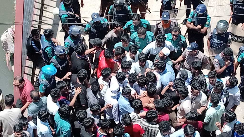 শিক্ষামন্ত্রীর পদত্যাগসহ তিন দফা দাবিতে দেশজুড়ে এইচএসসি পরীক্ষার্থীদের বিক্ষোভ