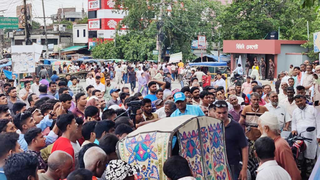 কালিয়াকৈরে আঞ্চলিক সড়ক অবরোধ করে শ্রমিকদের বিক্ষোভ