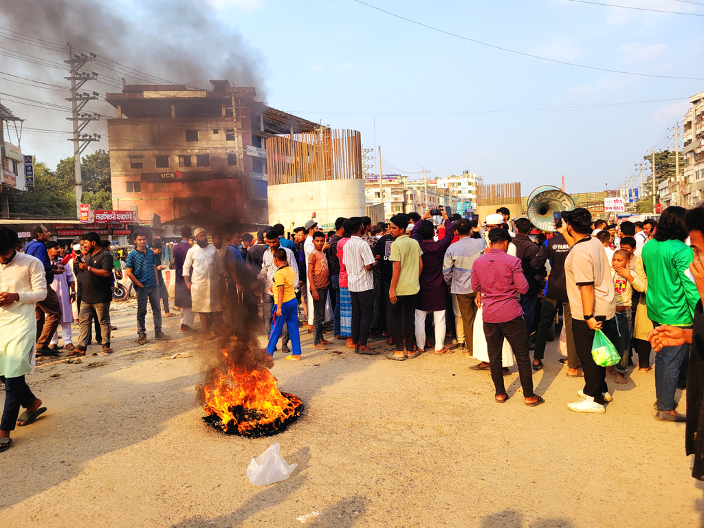 হাদি হত্যা: ঢাকা-সিলেট মহাসড়ক অবরোধ, তীব্র যানজট