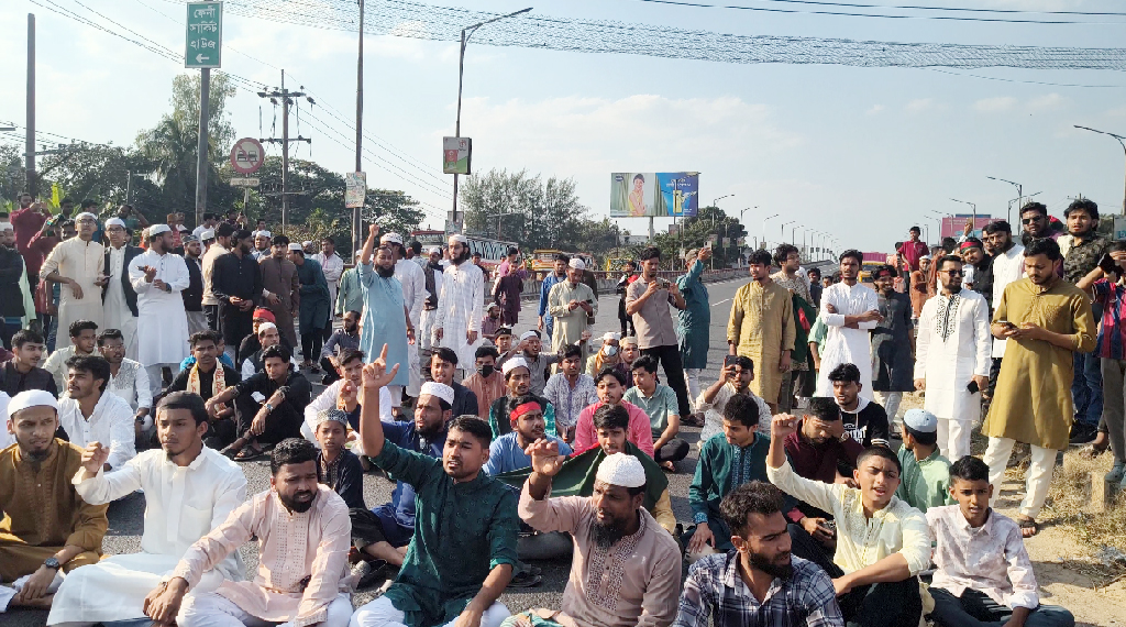 হাদি হত্যা: ঢাকা-চট্টগ্রাম মহাসড়ক অবরোধ