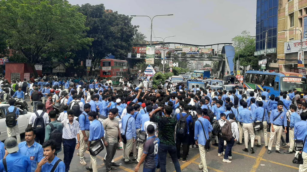 নিরাপদ সড়কসহ ৫ দফা দাবিতে ফার্মগেটে শিক্ষার্থীদের সড়ক অবরোধ