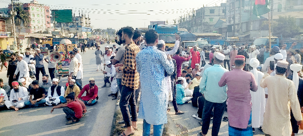 হাদি হত্যা: ঢাকা-ময়মনসিংহ মহাসড়ক অবরোধ ছাত্র-জনতার