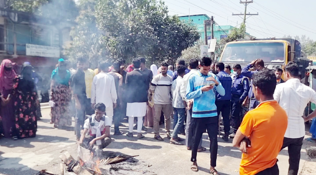 বেতন-বোনাসের দাবিতে শ্রমিকদের সড়ক অবরোধ