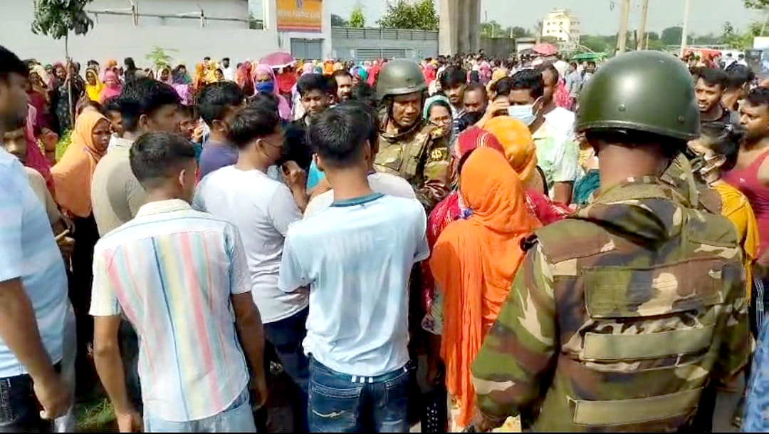 পোশাক কারখানা বন্ধ, ঢাকা-আরিচা মহাসড়ক অবরোধ শ্রমিকদের