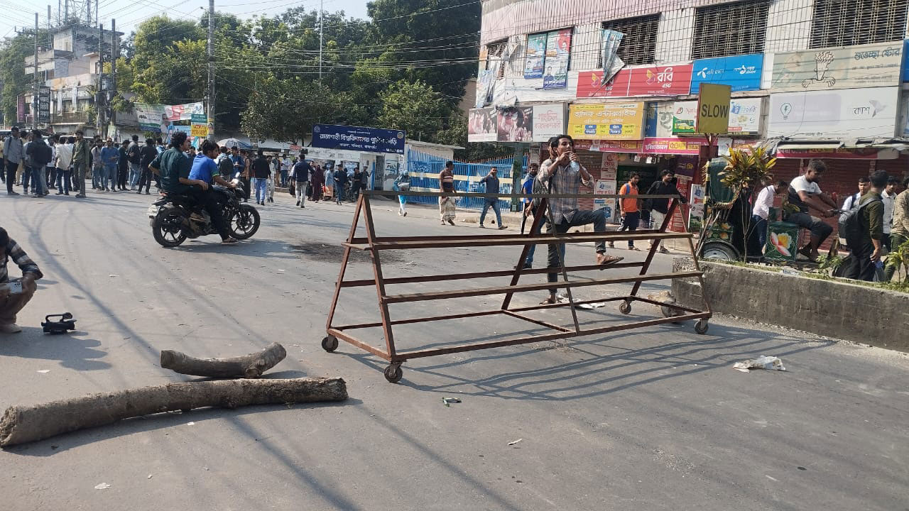 রাবি শিক্ষার্থীদের ওপর হামলার প্রতিবাদে ঢাকা-রাজশাহী মহাসড়ক অবরোধ