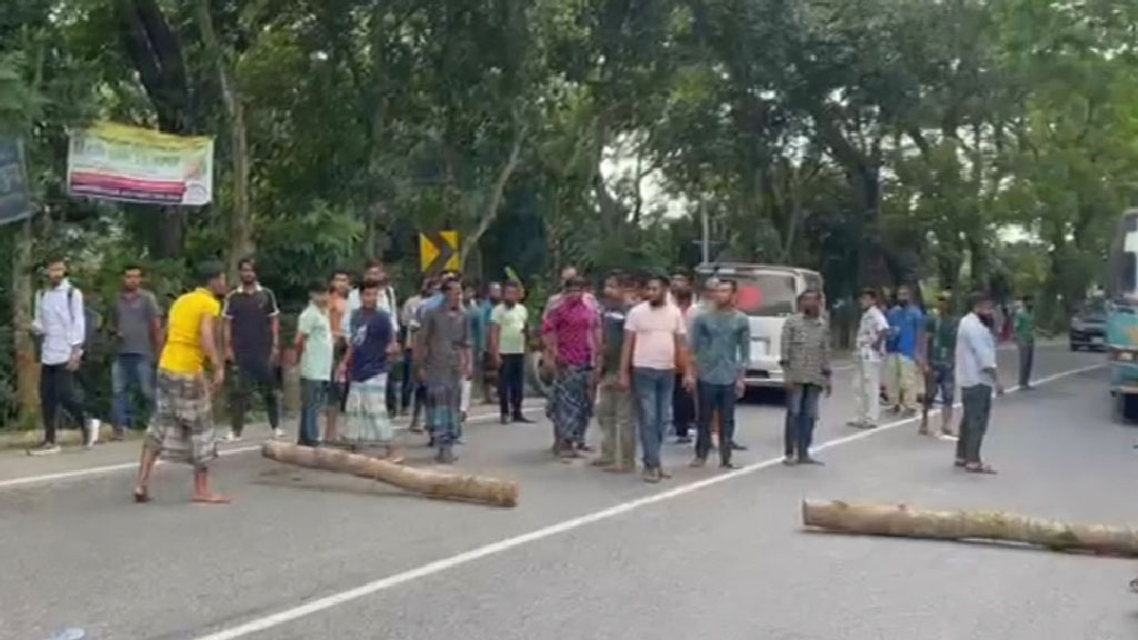 গোপালগঞ্জে বাসচাপায় বৃদ্ধা নিহত, মহাসড়ক অবরোধ বিক্ষুদ্ধ জনতার