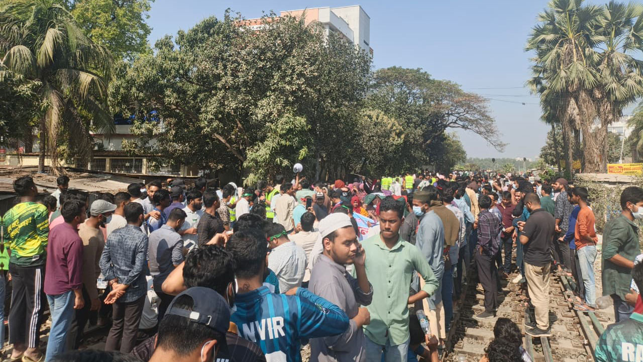 গাজীপুরে রেলপথ অবরোধ, ট্রেন চলাচল বন্ধ